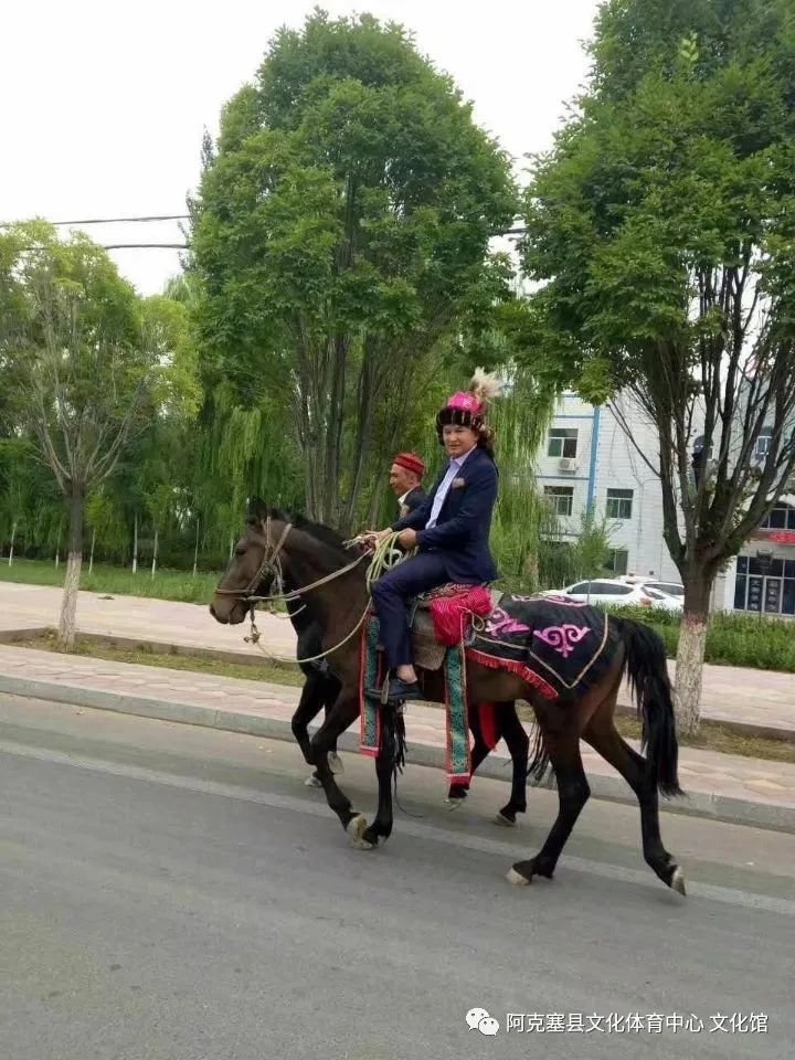 哈萨克族婚礼习俗_婚礼习俗英文ppt_婚礼习俗新高度 新郎官同公婆被挂树上