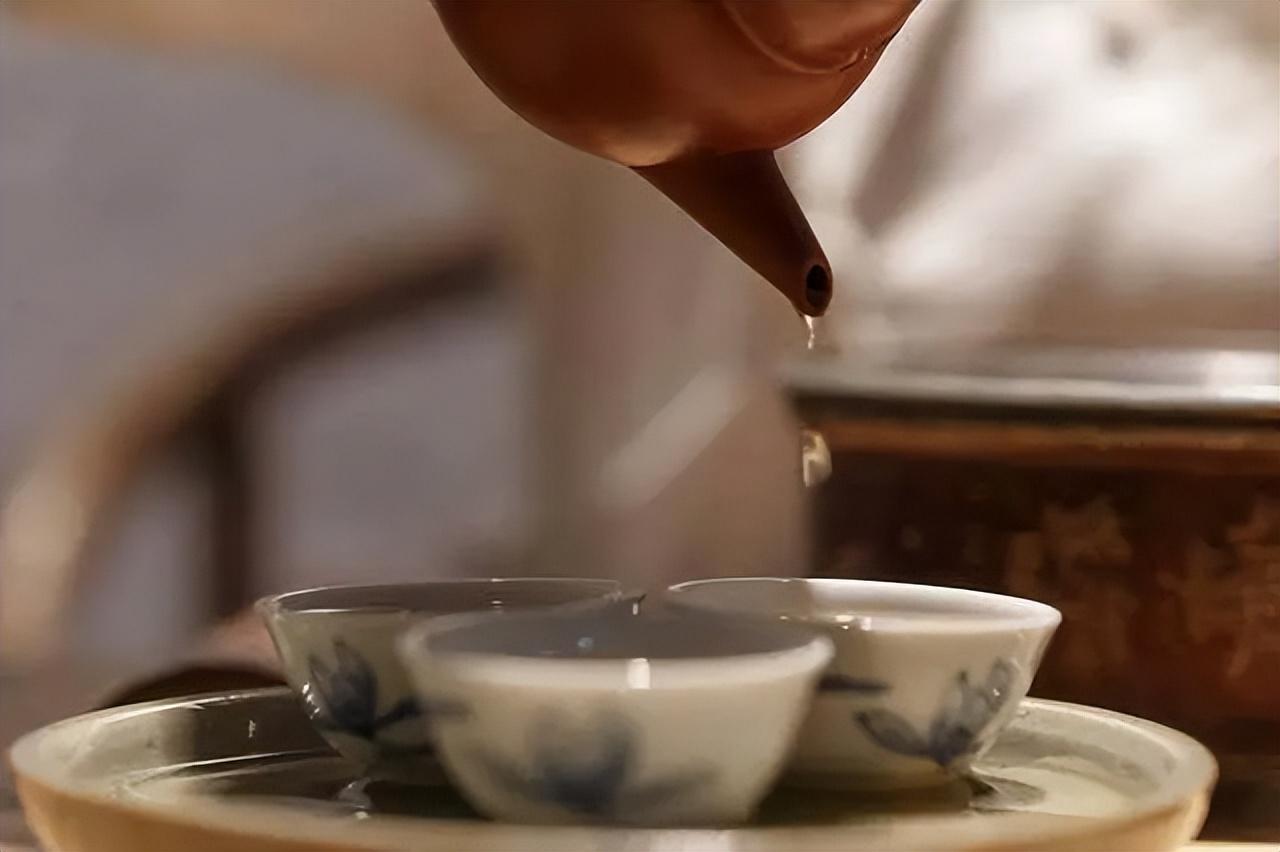 喝酒喝茶水解酒吗_喝酒喝茶的一句话语_一边喝酒一边喝茶