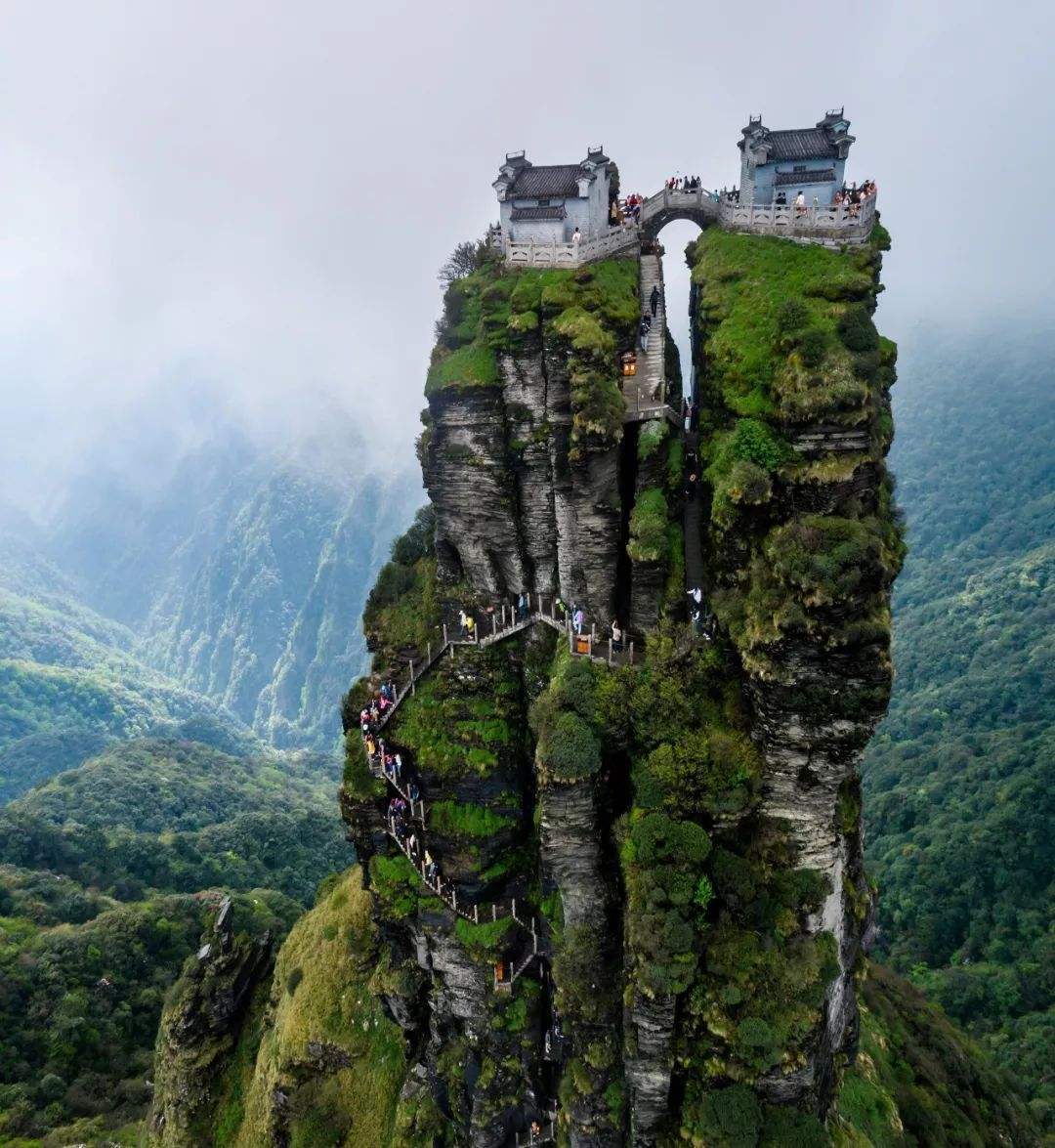 梵净山庙里里面做的谁_梵净山山顶寺庙是谁建造的_梵净山上面的庙是怎么建造的