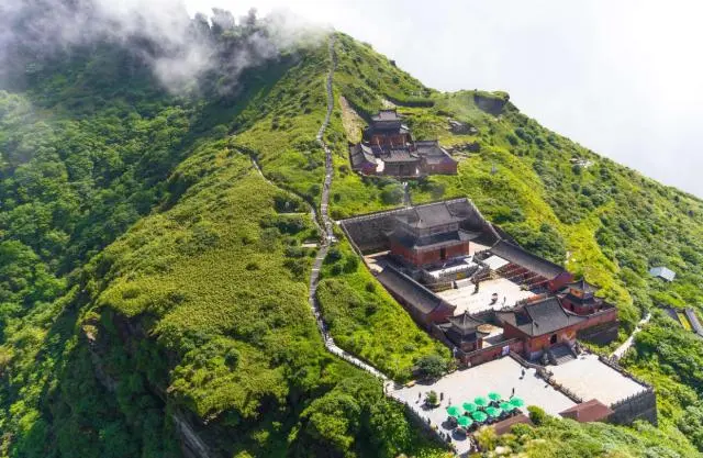 梵净山庙里里面做的谁_梵净山山顶寺庙是谁建造的_梵净山上面的庙是怎么建造的